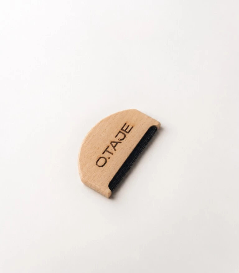 Comb for removing fabric pills (lint balls)